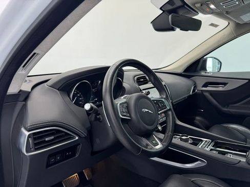 Used 2019 Jaguar F-PACE R-Sport image 34