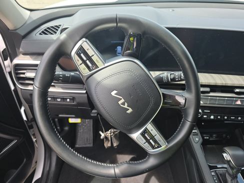 Used 2024 Kia Telluride EX w/ EX Captain's Chair Package FWD image 8