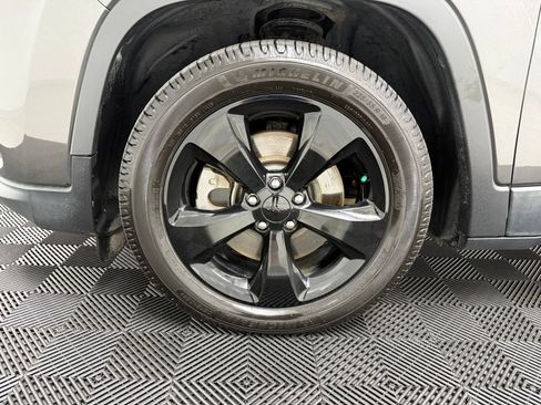 Used 2020 Jeep Cherokee Latitude Plus FWD image 10