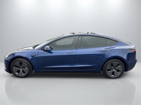 Used 2023 Tesla Model 3 Standard Range image 4