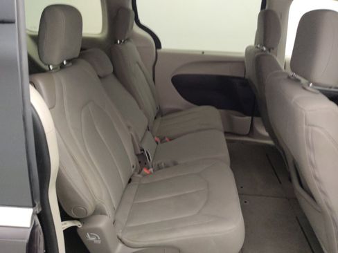 Used 2019 Chrysler Pacifica Touring Plus w/ Tire & Wheel Group FWD image 19