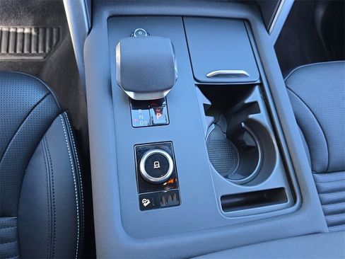 Used 2025 Land Rover Discovery Dynamic SE image 27