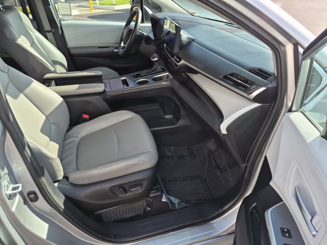 Used 2025 Toyota Sienna XLE FWD image 5