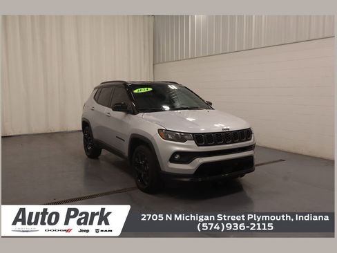Used 2024 Jeep Compass Latitude w/ Convenience Group AWD/4WD image 1