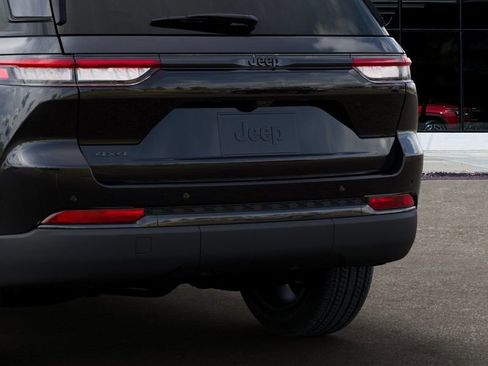 New 2025 Jeep Grand Cherokee Altitude image 13