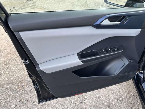 Used 2023 Volkswagen Taos SE w/ Black Wheel Package image 17