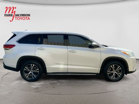 Used 2017 Toyota Highlander Plus FWD image 4