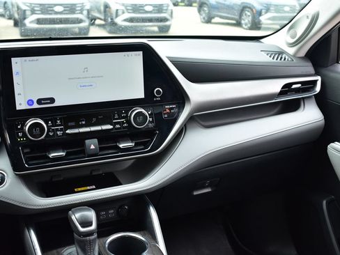 Used 2023 Toyota Highlander Limited FWD image 33
