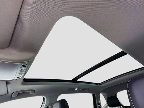 Certified 2023 Volkswagen Tiguan SE w/ Panoramic Sunroof Package image 22