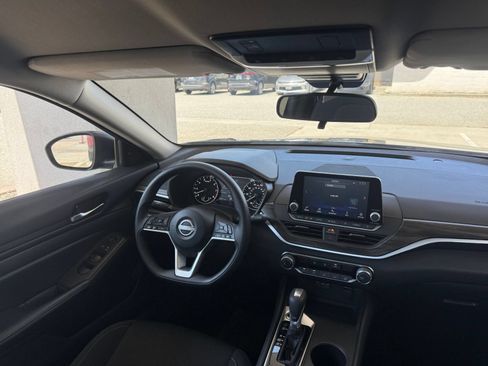 Used 2025 Nissan Altima 2.5 SV FWD image 35