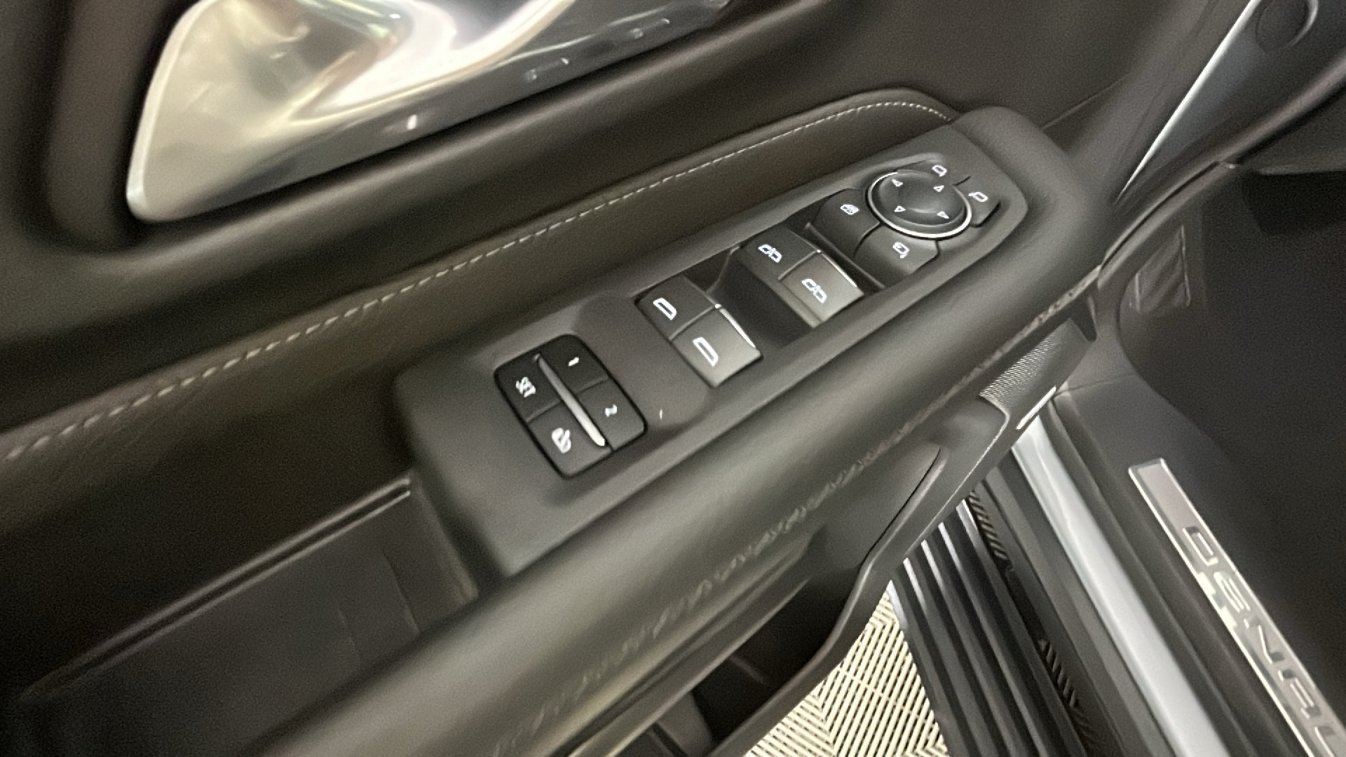 Used 2024 GMC Yukon XL Denali w/ Denali Reserve Package AWD/4WD image 13