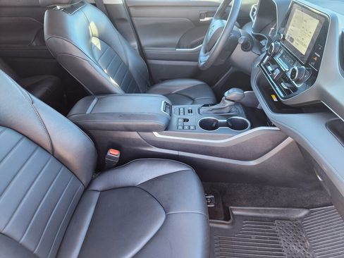 Used 2024 Toyota Highlander XLE image 15