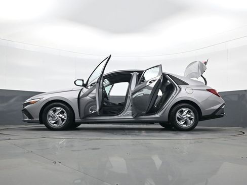 Certified 2024 Hyundai Elantra SE image 34