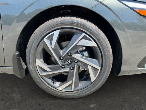 New 2025 Hyundai Elantra Limited image 23