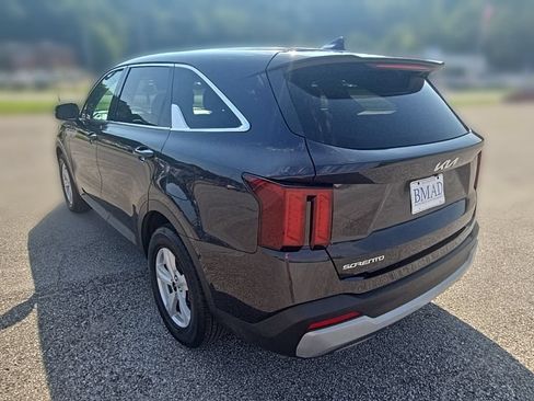 Used 2025 Kia Sorento LX FWD image 11