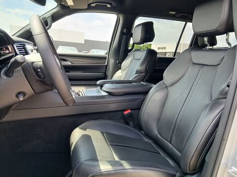 Used 2023 Jeep Wagoneer Series III w/ Preferred Equipment Group AWD/4WD image 13