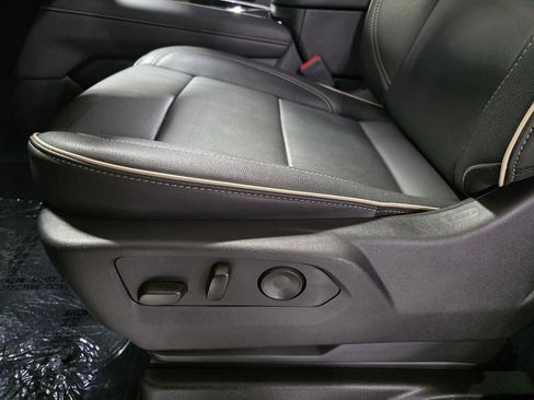 Used 2025 Chevrolet Suburban Premier image 27