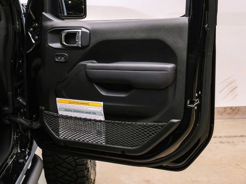 Used 2025 Jeep Wrangler Unlimited Rubicon w/ Technology Group image 66