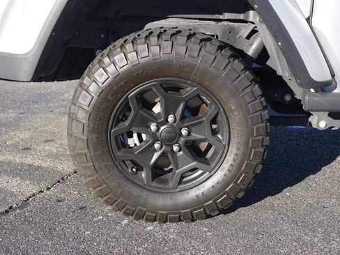 Used 2022 Jeep Gladiator Willys image 16