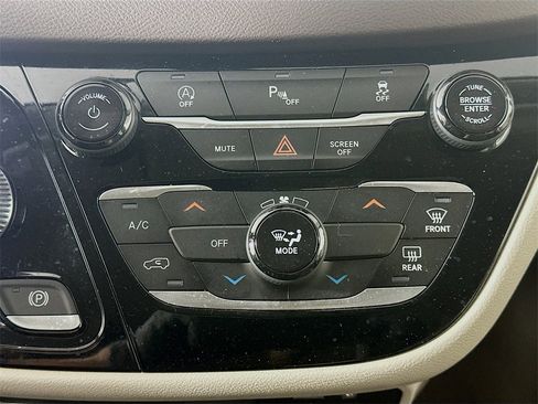 Used 2020 Chrysler Voyager LX image 18