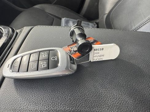 Used 2024 Hyundai Tucson Limited AWD/4WD image 3
