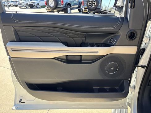 Used 2024 Ford Expedition Platinum image 17