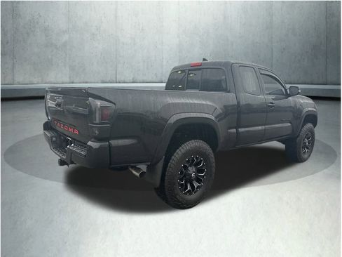 Used 2018 Toyota Tacoma TRD Sport w/ Technology Package image 5