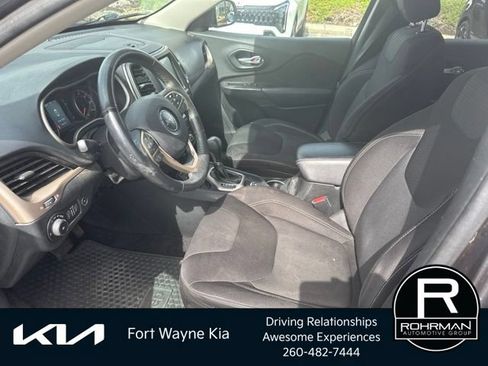 Used 2015 Jeep Cherokee Latitude w/ Comfort/Convenience Group FWD image 12