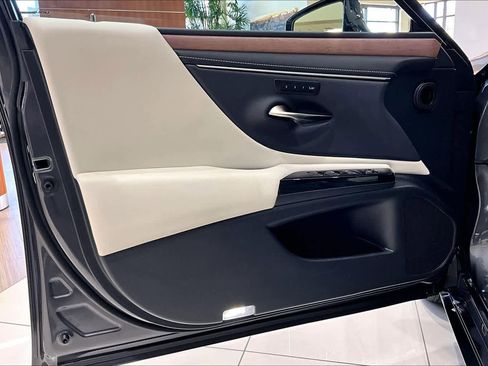 Used 2025 Lexus ES 300h w/ Premium Package image 20