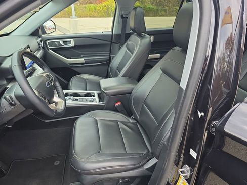 Certified 2022 Ford Explorer XLT w/ Equipment Group 202A image 21