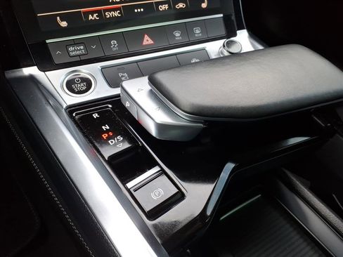 Used 2022 Audi e-tron Premium w/ Convenience Plus Package image 25