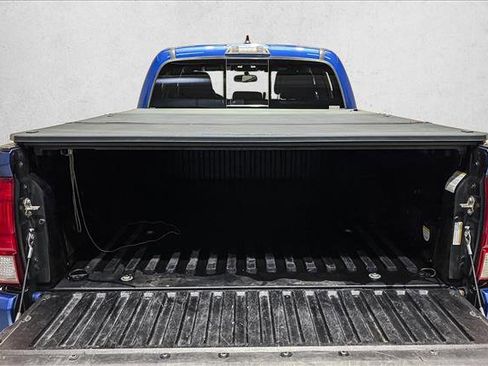 Used 2017 Toyota Tacoma TRD Sport image 6