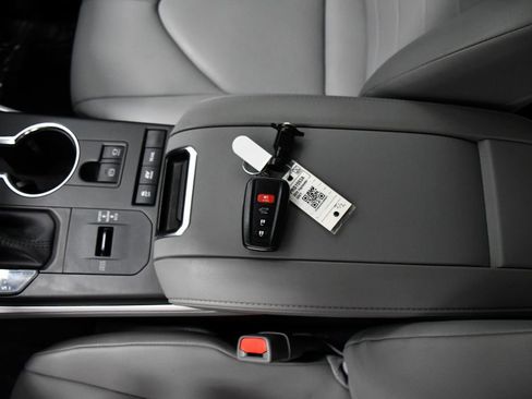 Used 2020 Toyota Highlander XLE image 24