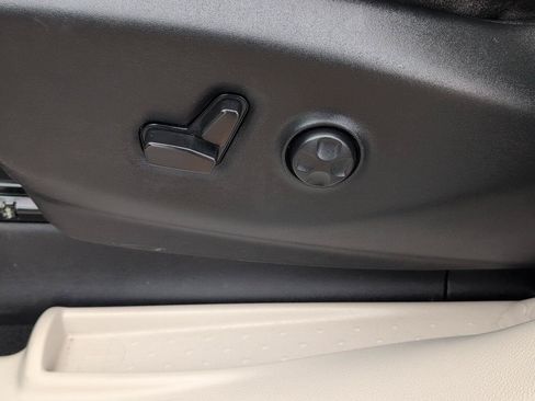 Used 2023 Chrysler Pacifica Touring-L FWD image 21