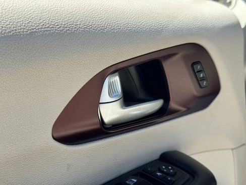 Used 2017 Chrysler Pacifica Limited w/ UConnect Theater Package FWD image 11