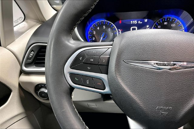 Used 2024 Chrysler Pacifica Touring-L FWD image 10