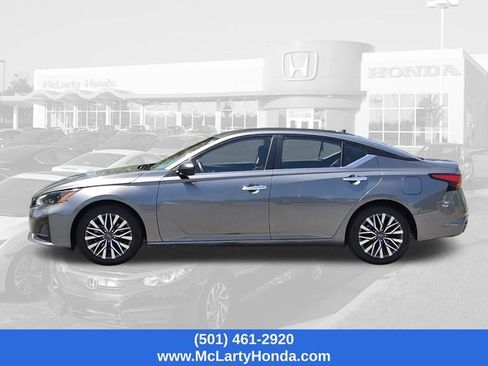 Used 2024 Nissan Altima 2.5 SV FWD image 2