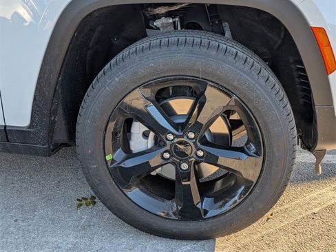 New 2025 Jeep Grand Cherokee Limited image 9