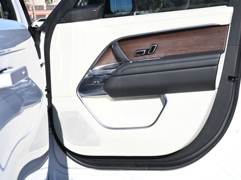 Used 2024 Land Rover Range Rover SE image 24