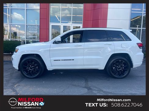 Used 2022 Jeep Grand Cherokee Laredo X AWD/4WD image 2