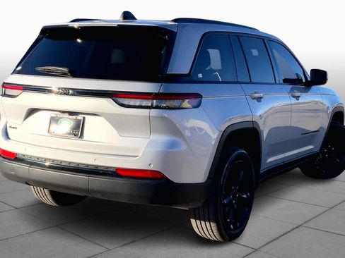 Used 2024 Jeep Grand Cherokee Altitude image 11