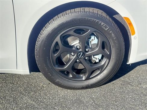 New 2023 Chrysler Pacifica Touring-L w/ S Appearance Package image 5