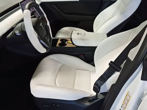 Used 2024 Tesla Model Y Long Range RWD image 9