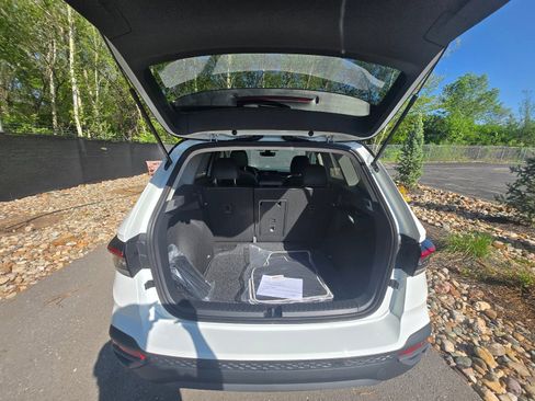 New 2026 Volkswagen Taos SE FWD image 11