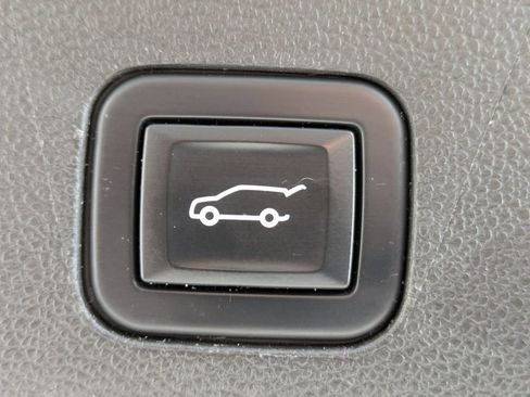 Used 2022 Chevrolet Tahoe Z71 w/ Luxury Package image 14