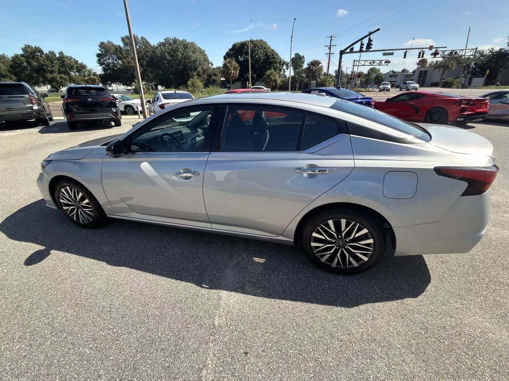 Used 2025 Nissan Altima 2.5 SV FWD image 8