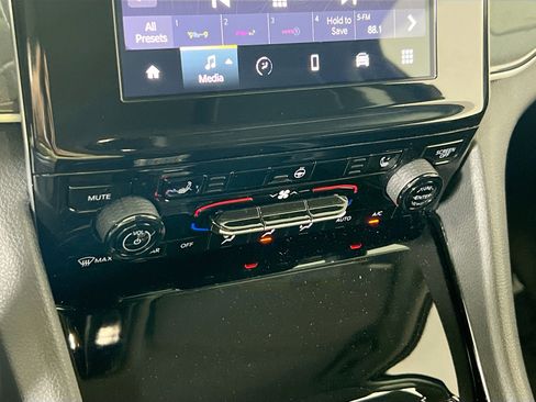 Used 2023 Jeep Grand Cherokee Laredo w/ Luxury Tech Group I AWD/4WD image 15