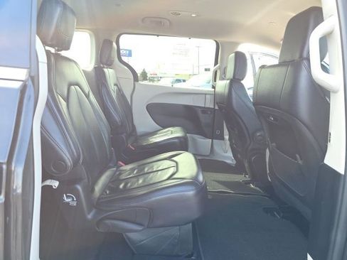 Used 2022 Chrysler Pacifica Touring-L image 43