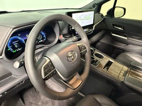 Used 2025 Toyota Sienna Platinum image 63