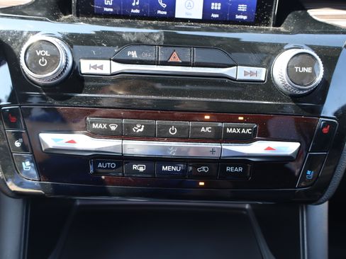 Used 2024 Ford Explorer Limited w/ Limited Technology Package AWD/4WD image 24
